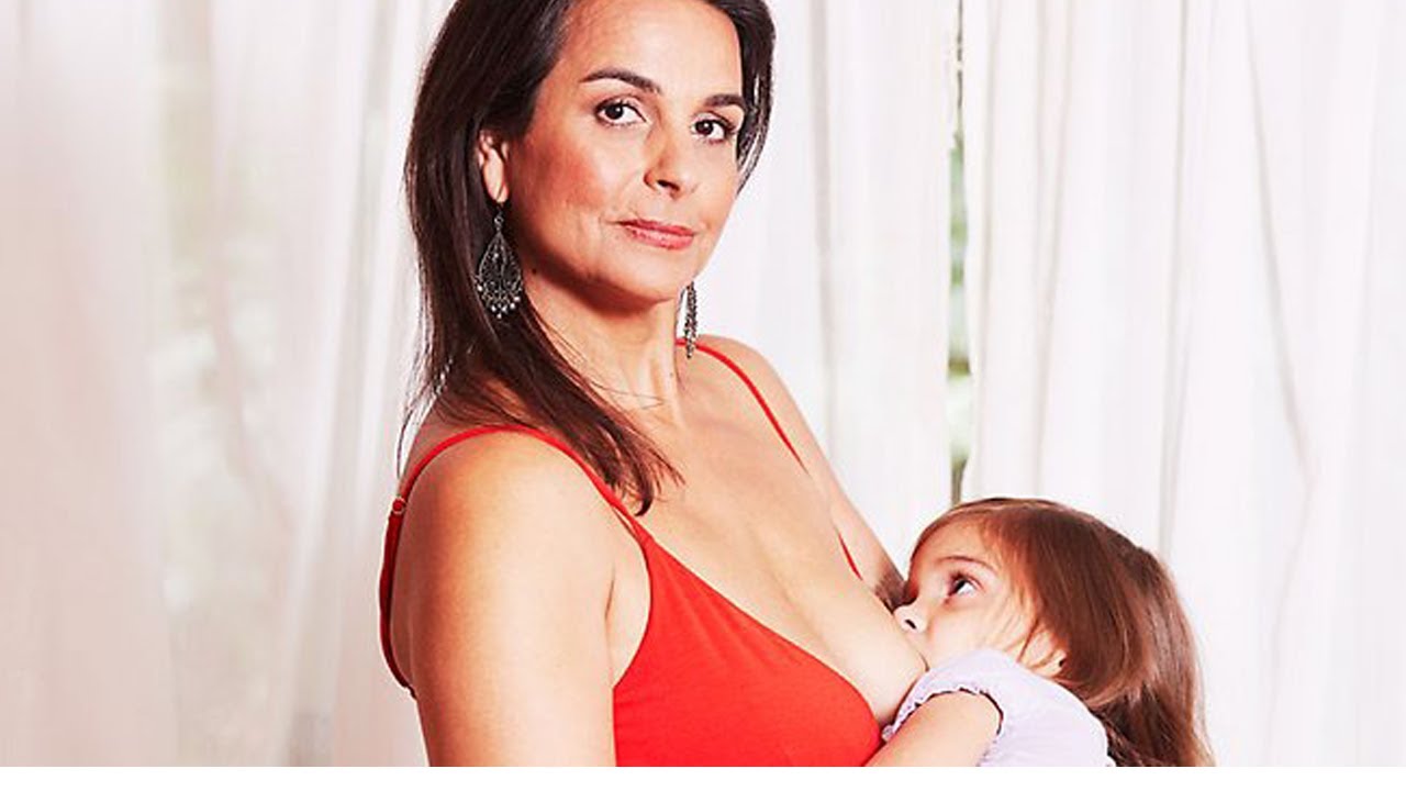 40 летняя мамаша. Маха Аль Муса. Австралийка Маха Аль. Кормление грудью. Кормит грудью.