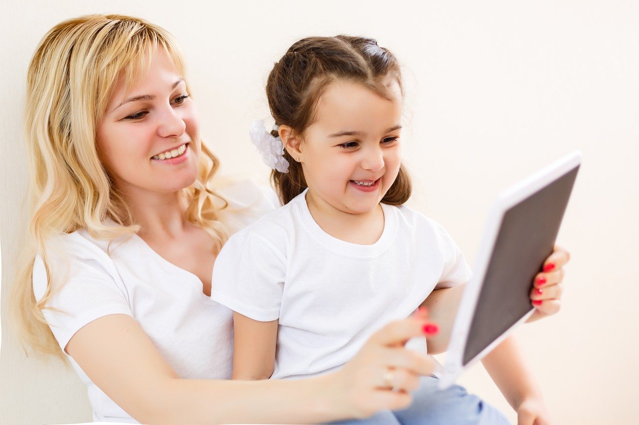 mom and child reading